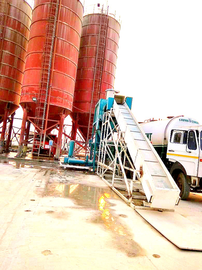 bag slitting and emptying systems